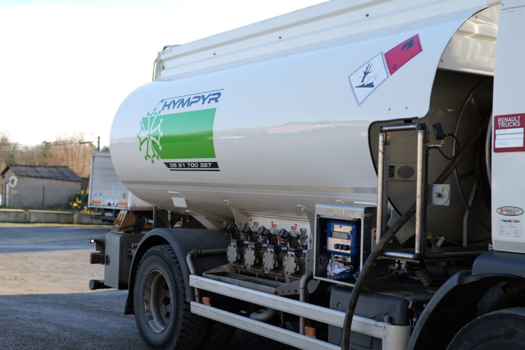 Chauffeur-livreur Hympyr Energies effectuant une livraison urgente de GNR sur chantier en Occitanie