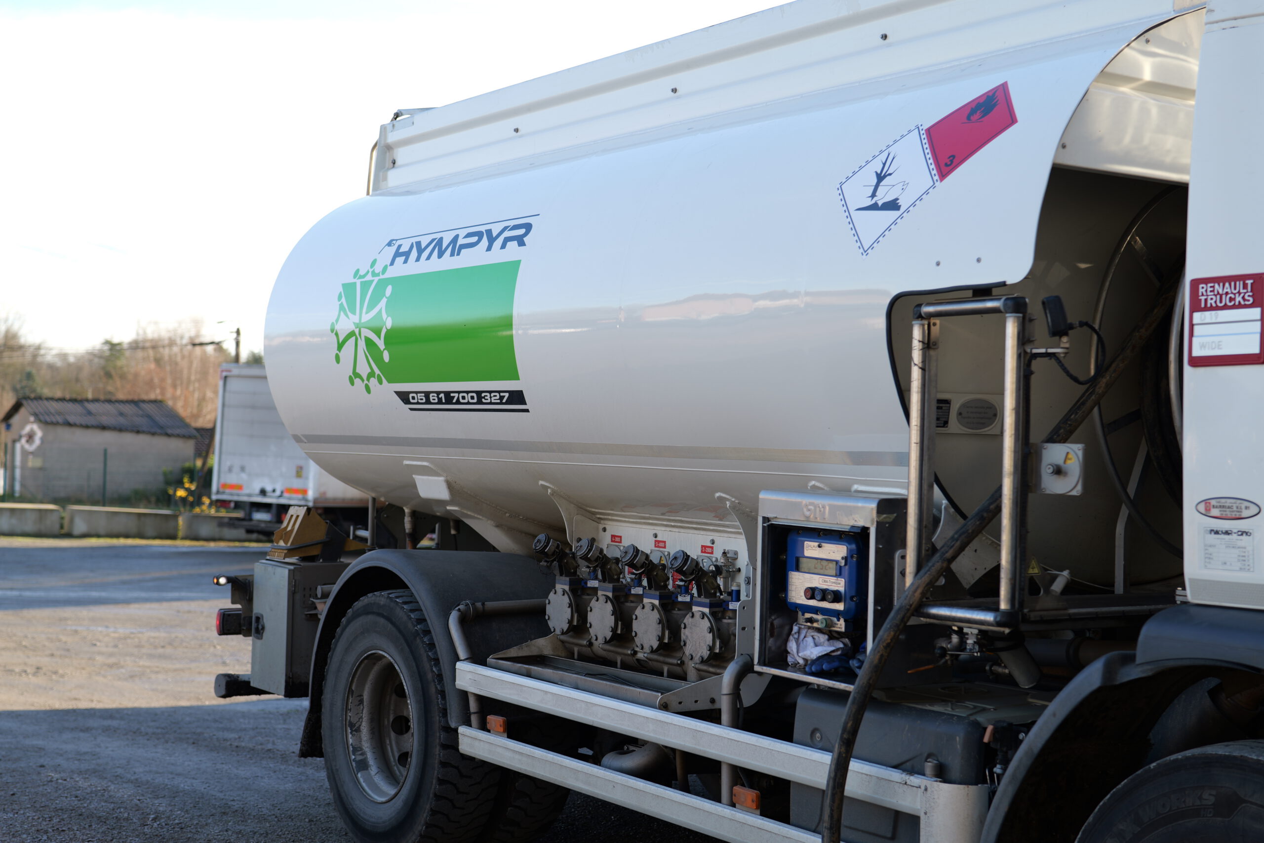 Chauffeur-livreur Hympyr Energies effectuant une livraison urgente de GNR sur chantier en Occitanie