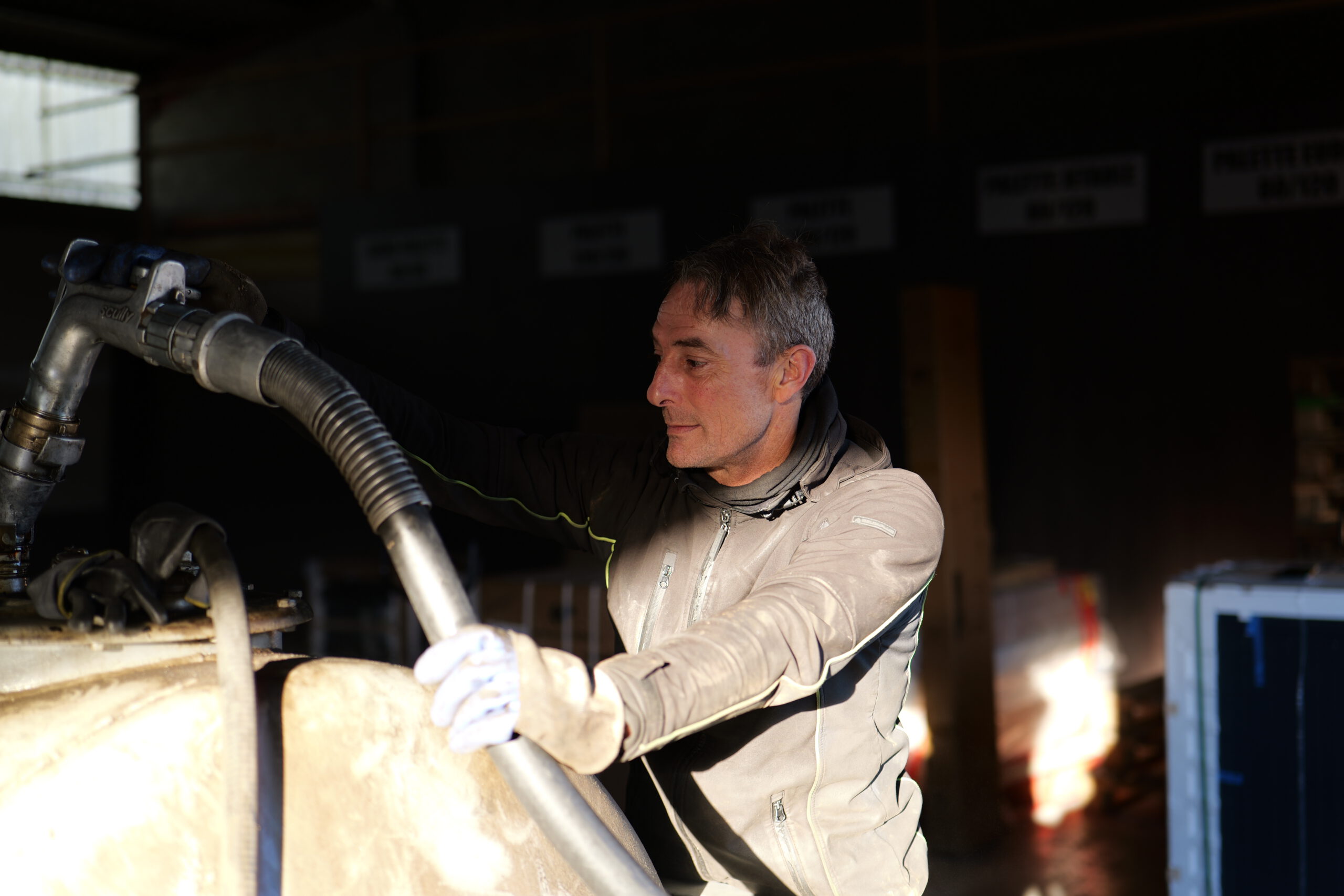Un technicien de Hympyr Energies livre du fioul domestique chez un client en Haute-Garonne.