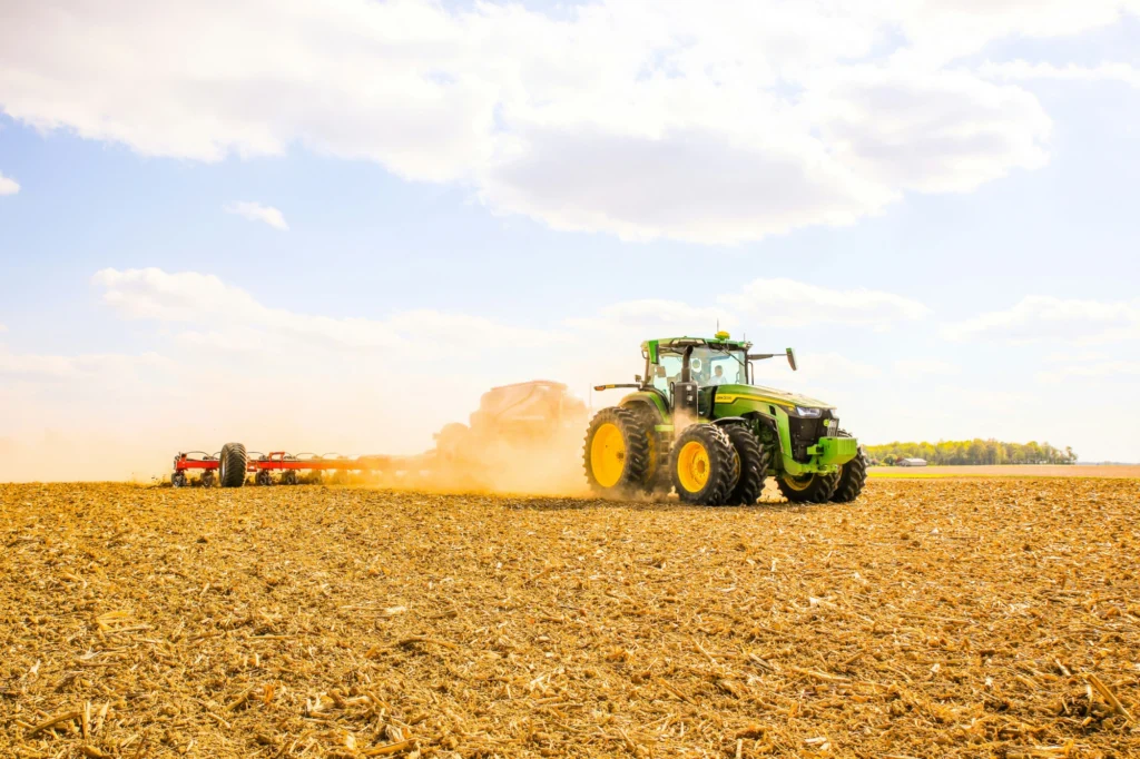 Un tracteur dans un champ.